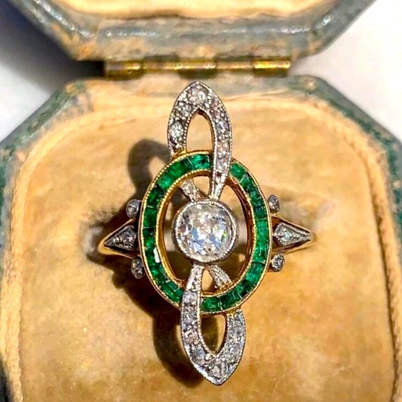 Cubic Zirconia and Emerald Vintage Ring - Picture 4 of 9